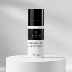 Dr. Bildir Recovery MED+ Protecting Scar Narbencreme auf hellem Podium
