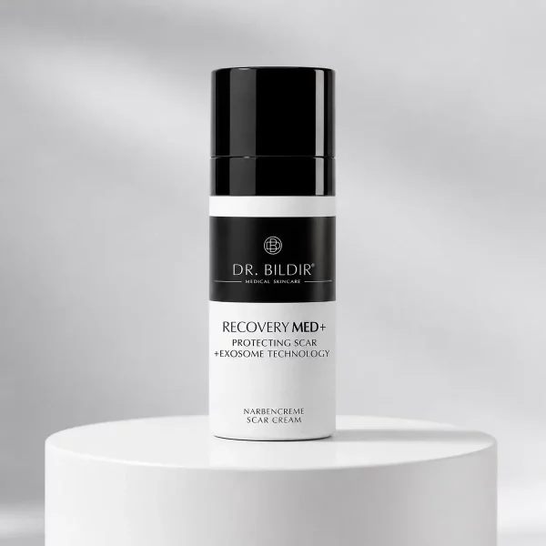 Dr. Bildir Recovery MED+ Protecting Scar Narbencreme auf hellem Podium