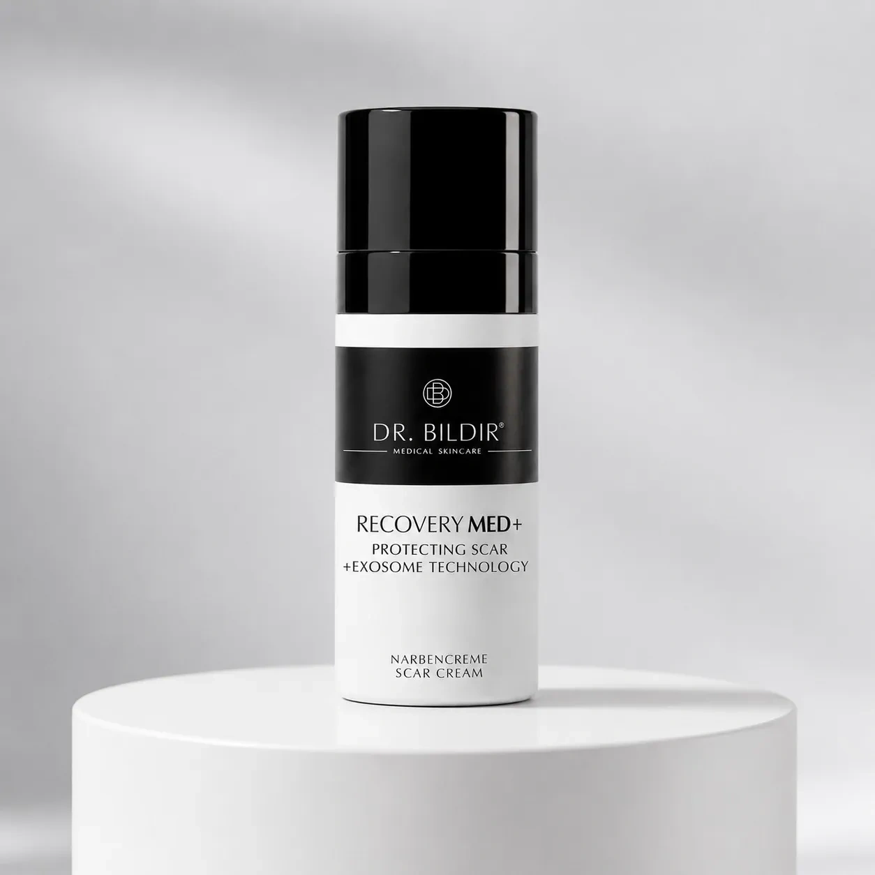 Dr. Bildir Recovery MED+ Protecting Scar Narbencreme auf hellem Podium